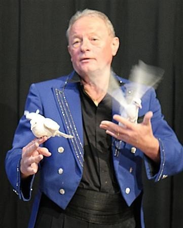 Alban William a partagé sa passion pour les colombes. Photo Alain Thiry